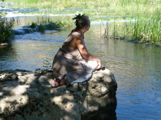 Frau am Wasser
